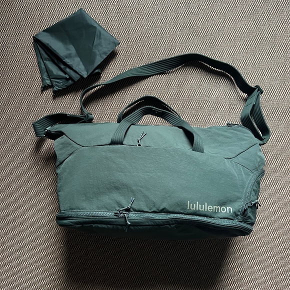 LULULEMON 3 IN 1 GYM DUFFLE BAG RAINFOREST GREEN 30L - Picture 6 of 16